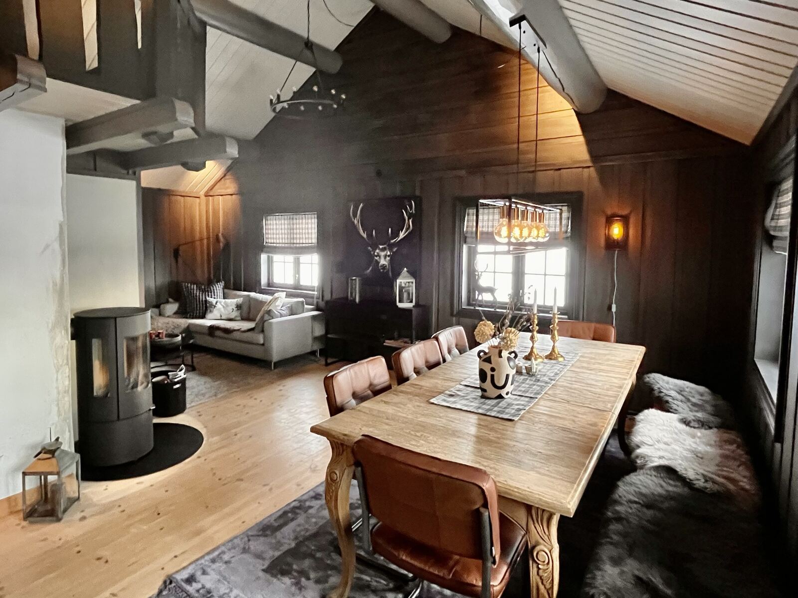 Spisebord med skinnstoler, peis og sofa